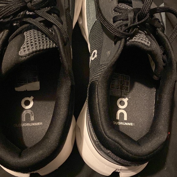 OnCloud Women’s Cloudrunner 2- size 9 Wide.  Like new! - Picture 6 of 7